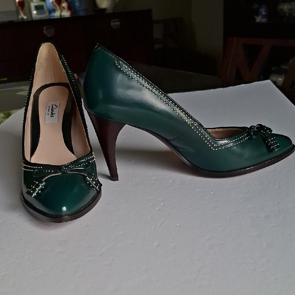 Clarks Women's Dark Green Heels with Bow Detail - Picture 4 of 7